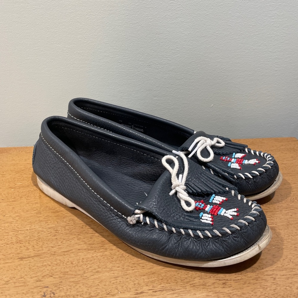 Minnetonka Thunderbird Beaded Boat Moccasins Size 10 Women’s Navy Blue Leather - Picture 2 of 5